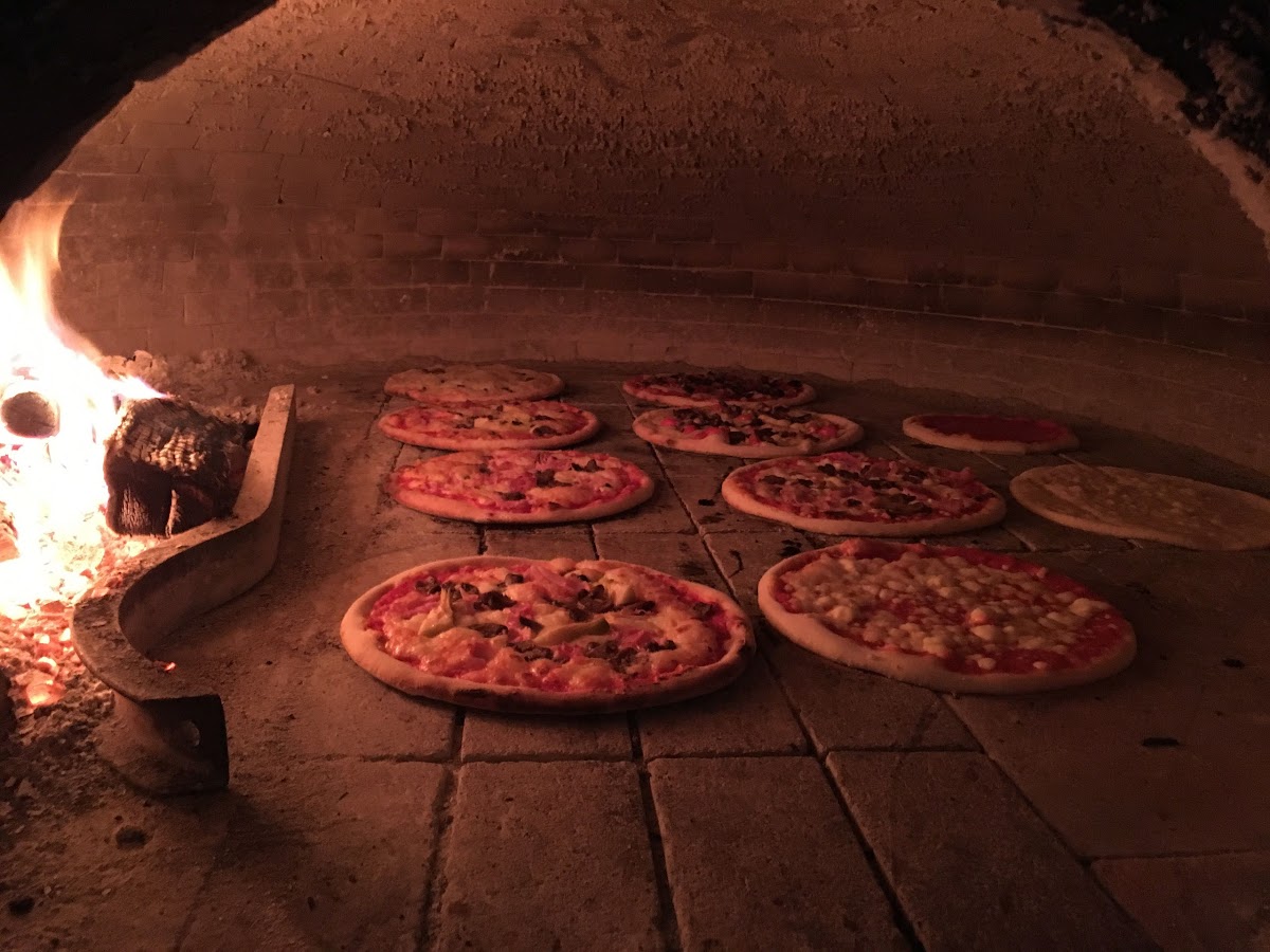 Forno a legna con le pizze