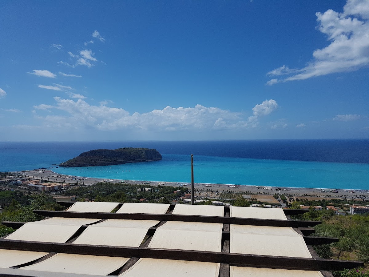 Vista sull'Isola di Dino dalla terrazza del Saraceno