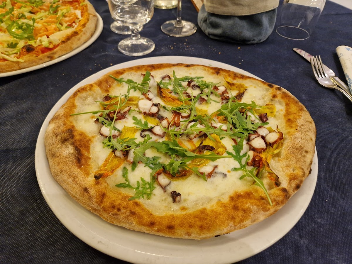 Pizza con polpo e rucola